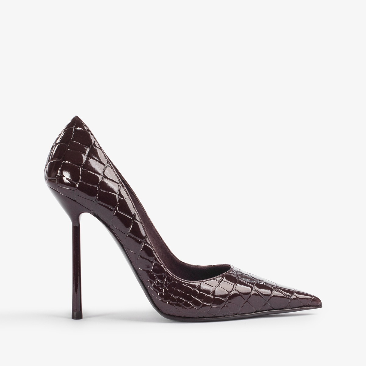 Dark chocolate crocodile print pump Le Silla